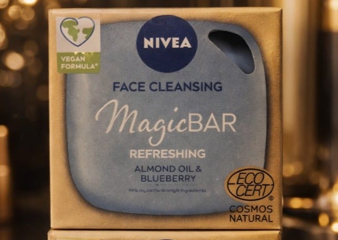 صابونة تنظيف الوجه السحرية المنعشة بزيت اللوز والتوت الأزرق، تركيبة نباتية من كوسموس ناتشورال